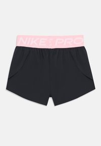 Mustad mustad lühikesed püksid, millel on roosa veniv vöökoht ja millel on trükitud "NIKE PRO". Kujunduses on küljetaskud ja lõhenenud helmed.