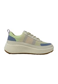 Zapatilla con cordones que presenta una parte superior de malla en verde claro, acentos en azul, gruesa suela de plataforma blanca con textura estriada y una lengüeta en el talón.