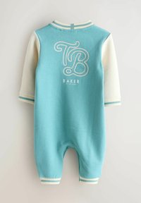 Turkusowy bawełniany kombinezon z krótkimi kremowymi rękawkami, z dekoracyjnym logo "TB" oraz napisem "BAKER" w białym kolorze. Pasiaki przy mankietach.