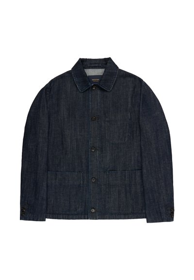 Ciemnoniebieska kurtka dżinsowa z zapięciem na guziki, spiczastym kołnierzem, dwoma dolnymi przednimi kieszeniami i jedną kieszenią na piersi.
