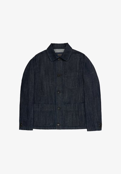 Ciemnoniebieska kurtka dżinsowa z zapięciem na guziki, spiczastym kołnierzem, dwoma dolnymi przednimi kieszeniami i jedną kieszenią na piersi.