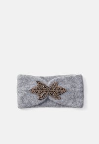 Fascia per capelli grigia lavorata a maglia con un design a nodo frontale, caratterizzata da un accento floreale decorativo con perline in tonalità oro e argento.