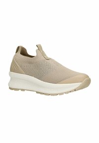 Beżowe dzianinowe sneakersy z teksturowanym wierzchem, uchwytem oraz grubą białą podeszwą pośrednią, z gumową podeszwą o wzorze dla lepszej przyczepności.