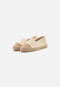 Beige Canvas-Espadrilles mit einer kontrastierenden hellbraunen Zehenkappe, ausgestattet mit einer gewebten Jutesohle und raw edge-Details im Obermaterial.