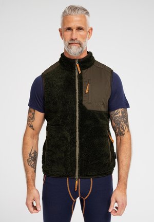 Fleece-veste i mørkegrøn med lynlås foran, kontrasterende skulderstoffer og orange lynlåsdragere. Har en brystlomme og tekstureret krop.
