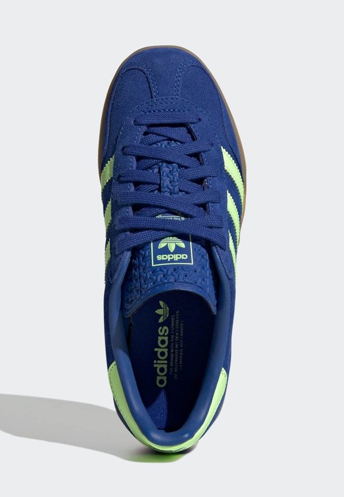 adidas GAZELLE INDOOR J UNISEX - Zapatillas - royal blue green spark gold metallic — photo 3