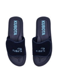 Sandales navy à enfiler avec une semelle texturée et une bride en peluche arborant un logo "KUBOTA" bleu clair et un motif en zigzag. Design léger et décontracté.
