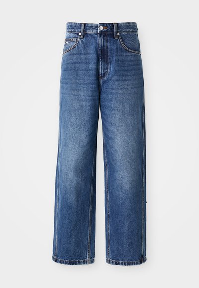 Blauwe denim wijde pijpen jeans met een hoge taille, zichtbare stiksels, sluiting met een knop aan de voorkant en een losse pasvorm, voorzien van een vervaagde wassing en zijzakken.