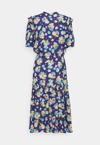 Květinové šaty v námořnické modři, s krátkými vypouklými rukávy, elastickým pasem a vrstvenou sukní. Design obsahuje velké, barevné květinové vzory.