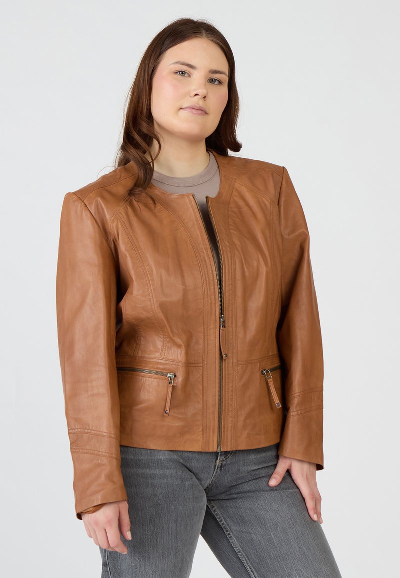 Braune Lederjacke mit Reißverschluss vorne, zwei Reißverschluss-Taschen und glatter Textur. Mit runden Ausschnitt und figurbetontem Design mit Nähten.
