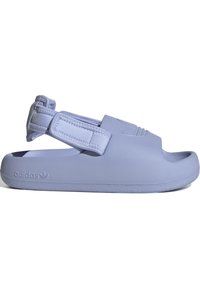 Sandály Adidas ve světle fialové barvě, vyrobené z hladkého syntetického materiálu. Mají nastavitelný pásek a texturovanou podrážku pro lepší úchop.