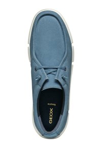 Scarpa in tessuto blu con design arrotondato, dotata di chiusura con lacci, suola bianca e soletta testurizzata. Logo stampato in oro.