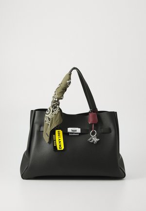 Borsa a tracolla in pelle nera con design strutturato, dotata di una sciarpa a motivi verdi legata al manico e un'etichetta color bordeaux.
