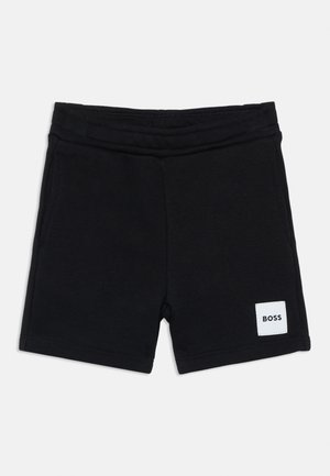 Čierne pohodlné šortky s elastickým pásom a bielou štvorcovou štítkom s nápisom "BOSS" na dolnej ľavej nohe.