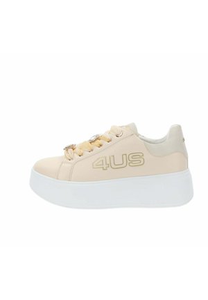 Sneaker platform beige con suola spessa bianca, marchio dorato "4US" sul lato, lacci a nastro di raso e decorazioni con cristalli.