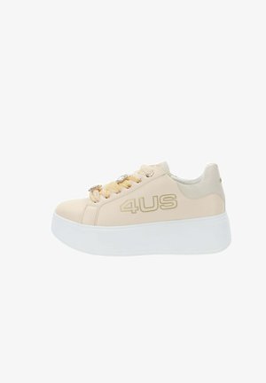 Zapatilla deportiva con plataforma beige con suela blanca gruesa, marca "4US" en dorado en el lateral, cordones de cinta de satén y adornos decorativos con cristales.