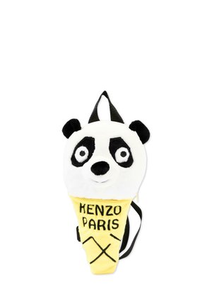 Sac à dos en peluche en forme de panda avec des oreilles, des yeux et un nez noirs au-dessus d'un corps jaune en forme de cône portant le texte "KENZO PARIS" et des bretelles noires.