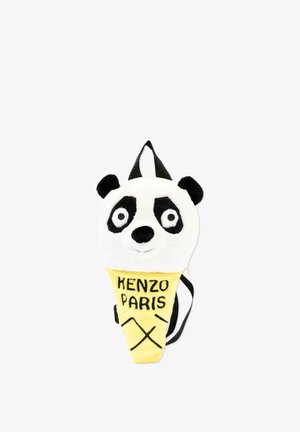 Zaino di peluche a forma di panda con orecchie, occhi e naso neri sopra un corpo a forma di cono giallo con testo "KENZO PARIS" e cinturini neri.