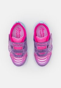 Lila és rózsaszín Skechers S-Lights cipők tépőzárral, hálós felsőrésszel és világító díszítésekkel. Az oldalán pillangó mintázattal.
