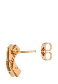 Studoorbel in goudkleur met een gebogen, abstract ontwerp, voorzien van een rechte pen en een dubbele ring als sluiting aan de achterkant. Gladde, glanzende oppervlakte.