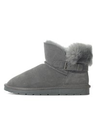 Stivaletti ankle grigi in suede con punta arrotondata, morbida rifinitura in pelliccia nella parte superiore e una fibbia decorativa laterale. Suola in gomma testurizzata con scanalature per la trazione.