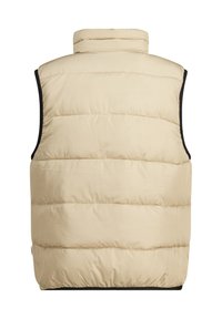 Beige puffervest med hög krage, quiltad textur och svart kant längs kanterna. Inga ärmar, slätt material.
