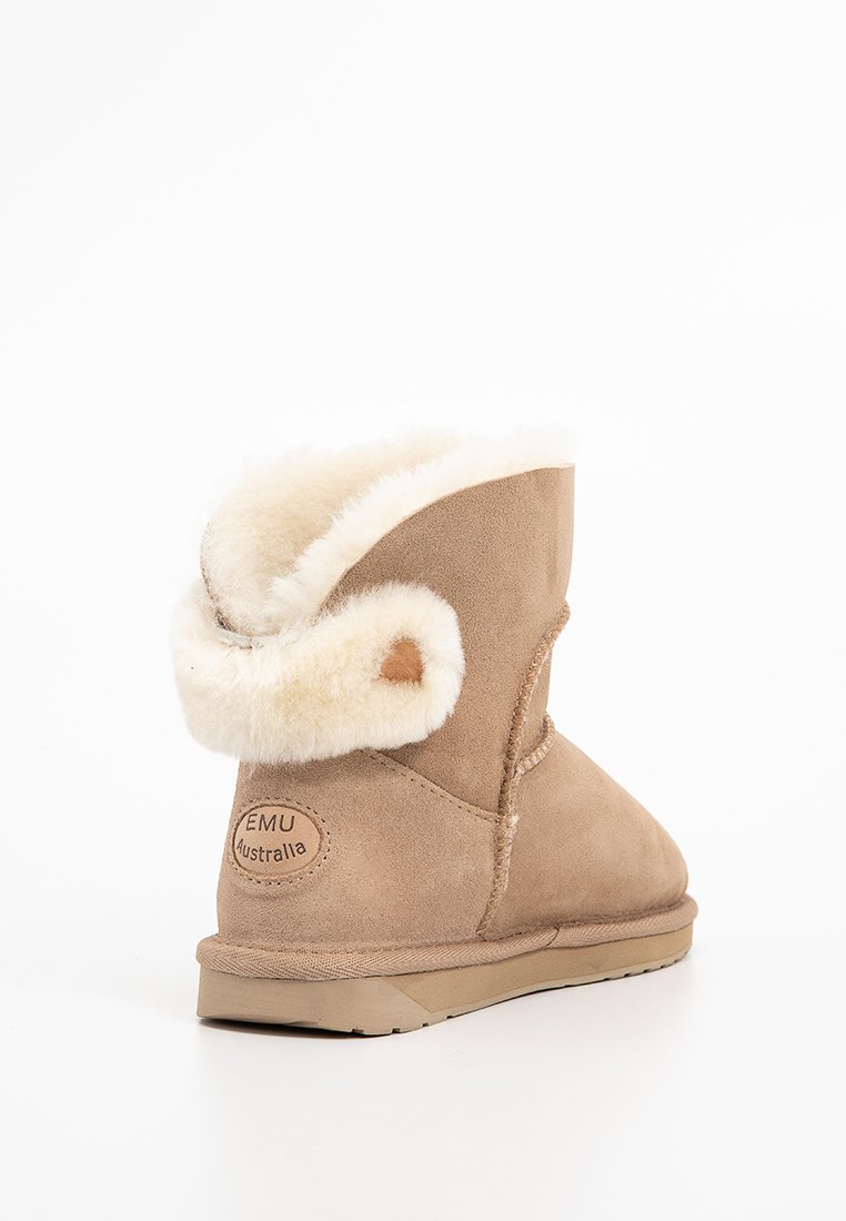 Brązowy zamszowy but za kostkę z białym futrem owczym, okrągłym noskiem, przeszyciami i gumową podeszwą. Widoczna etykieta "EMU Australia" z boku.