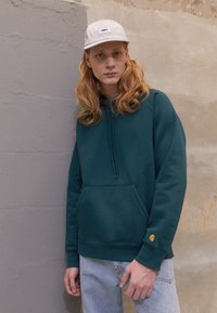 Carhartt WIP HOODED CHASE - Jersey con capucha - botanic/gold