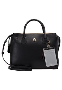 Sac à main en cuir noir avec doubles anses, bandoulière amovible, et un porte-cartes gris accroché à l'avant avec un emblème doré.