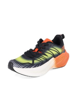 Chaussure de course avec lacets noirs, dessus jaune néon et noir, et semelle épaisse blanche et orange inclinée vers la droite sur fond blanc.