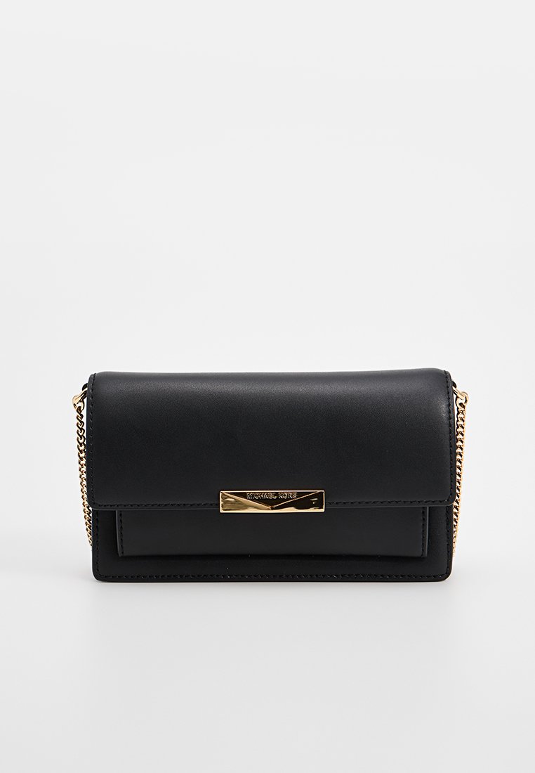 Czarna torebka z sztucznej skóry z złotym łańcuchem i metalową nalepką logo z przodu. Prostokątny kształt, gładka faktura.