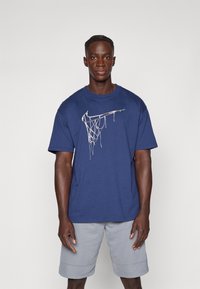Nike Performance TEE - T-shirt con stampa - midnight navy