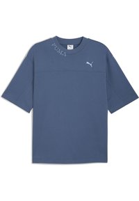 Blå bomulds T-shirt med korte ærmer, med subtil "PUMA" tekst på halsudskæringen og et lille logo på brystet. Glat tekstur.