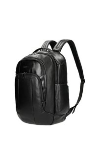 Czarny skórzany plecak z wyściełanymi paskami, gładką fakturą, wieloma zamykanymi na zamek przegrodami oraz wyściełanym tyłem dla wsparcia.