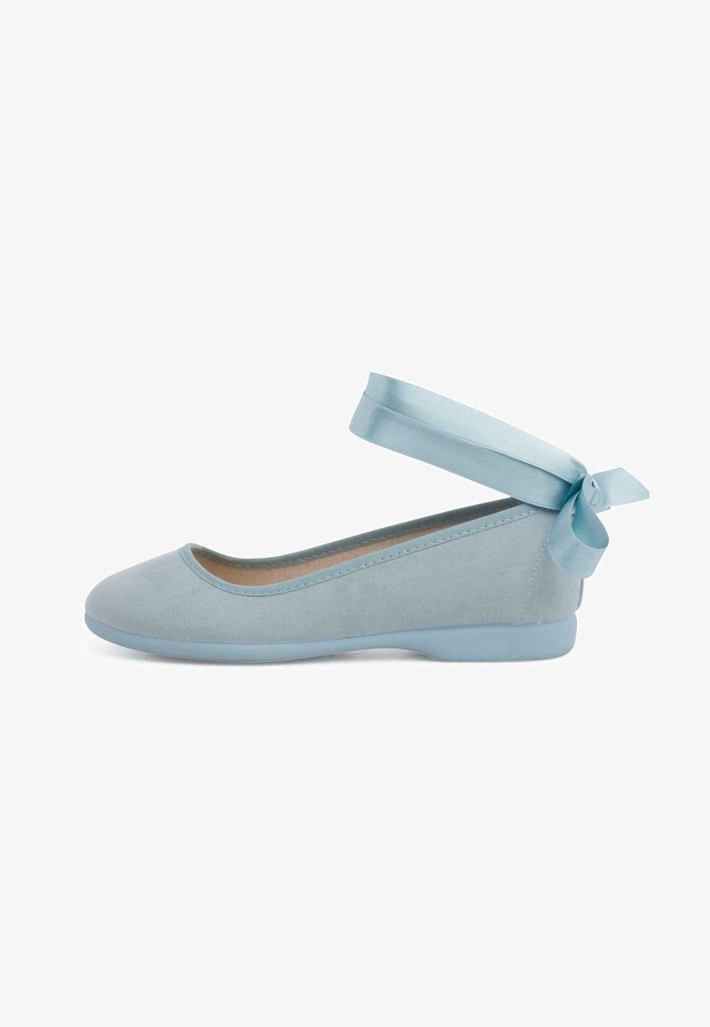 Ballerines bleu clair en daim souple, avec une bride de cheville en satin nouée en nœud. Semelle plate pour le confort.