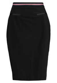 Svart kjol med en figurnära design, med ett randigt elastiskt midjeband i rött, vitt och blått. Två smala framfickor. Slät tygtextur.