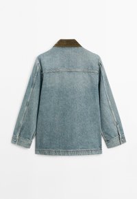 Leren spijkerjack in lichtblauw met een donkergroen suede kraag, lange mouwen, knoopsluiting bij de mouwen en een rechte snit, met stiksel op de rug.