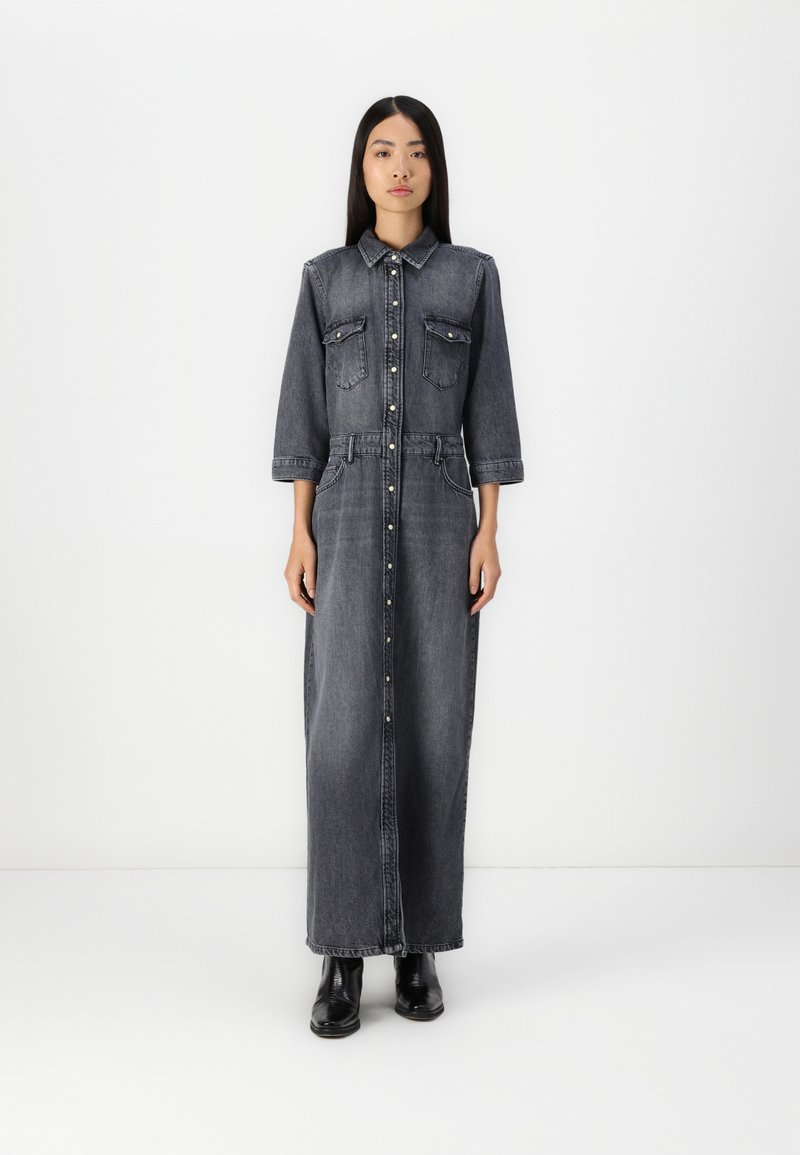 Denim maxi-kjole i mørkegrått med krage, lange ermer, knapplukking, to brystlommer og en figursydd midje for en strømlinjeformet silhuett.