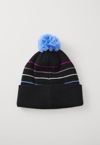 Caciulă tricotată neagră cu dungi orizontale multicolore, având un pompon albastru în vârf și un manșon pliat la baza.