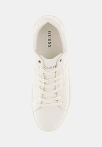 Sneaker bianco con lacci, realizzato in pelle liscia, presenta una punta arrotondata e un logo stampato sulla linguetta, con un design pulito e minimale.