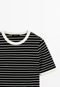Schwarz-weiß gestreiftes T-Shirt mit kurzen Ärmeln, weißem Rundhalsausschnitt und Ärmelbündchen, Etikett mit der Aufschrift "Massimo Dutti".