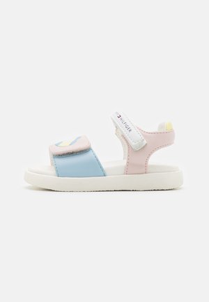 Barnesandal med åben tå med pink og lyseblå remme, hvid sål og justerbar ankelrem med Tommy Hilfiger logo.