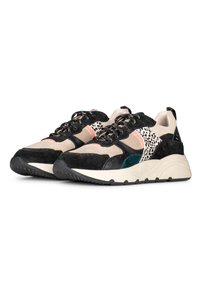 Sneakers multicolori con un mix di texture: suede nero, tessuto beige e accenti con stampa animale, con una suola bianca chunky e lacci neri.