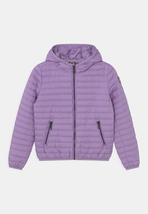 Veste matelassée à capuche lilas avec fermeture éclair à l'avant et deux poches zippées, poignets élastiques, et un petit écusson rond sur la manche gauche.