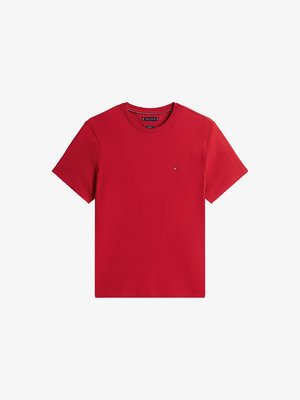 T-shirt en coton rouge à manches courtes, col rond, avec un logo discret sur la poitrine gauche. Texture lisse, coupe standard.