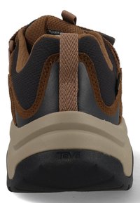 Braune und schwarze Sneaker mit einem Mesh-Obermaterial, strukturierten braunen Wildlederakzenten, beigem Zwischensohlenteil und einer Gummisohle; verfügt über eine hintere Zuglasche.