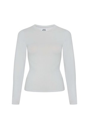 Haut à manches longues de couleur gris clair, en tissu lisse. Présente un col rond et une silhouette ajustée avec des détails de couture subtils.