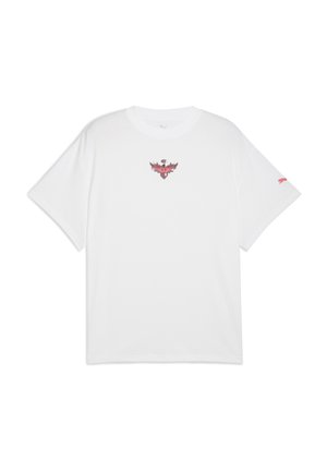 Hvid bomulds T-shirt med et grafisk logo i rød og sort i midten og lille pink mærkning på venstre ærme; afslappet pasform, korte ærmer.