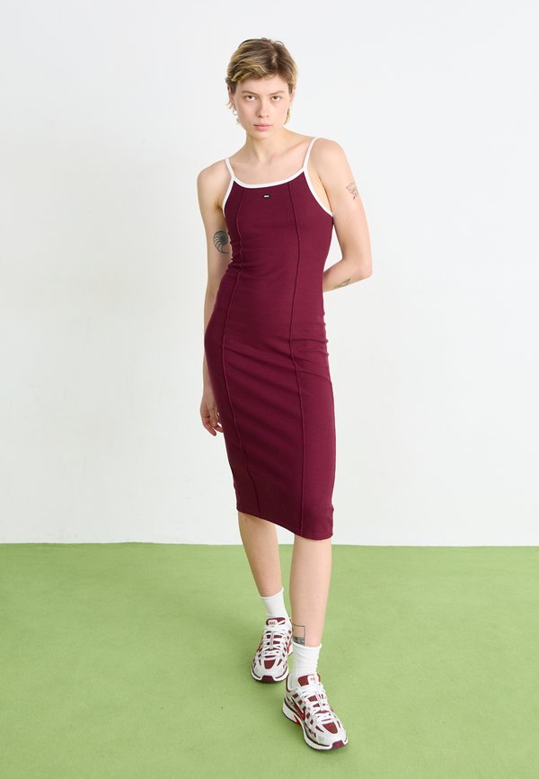 SIDELINE TANK DRESS - Strickkleid - wine