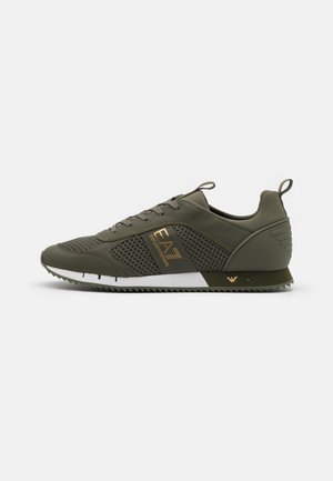 Zielony but do biegania z siateczki i materiału syntetycznego z sznurowadłami, białą podeszwą i złotym logo EA7 Emporio Armani po boku.